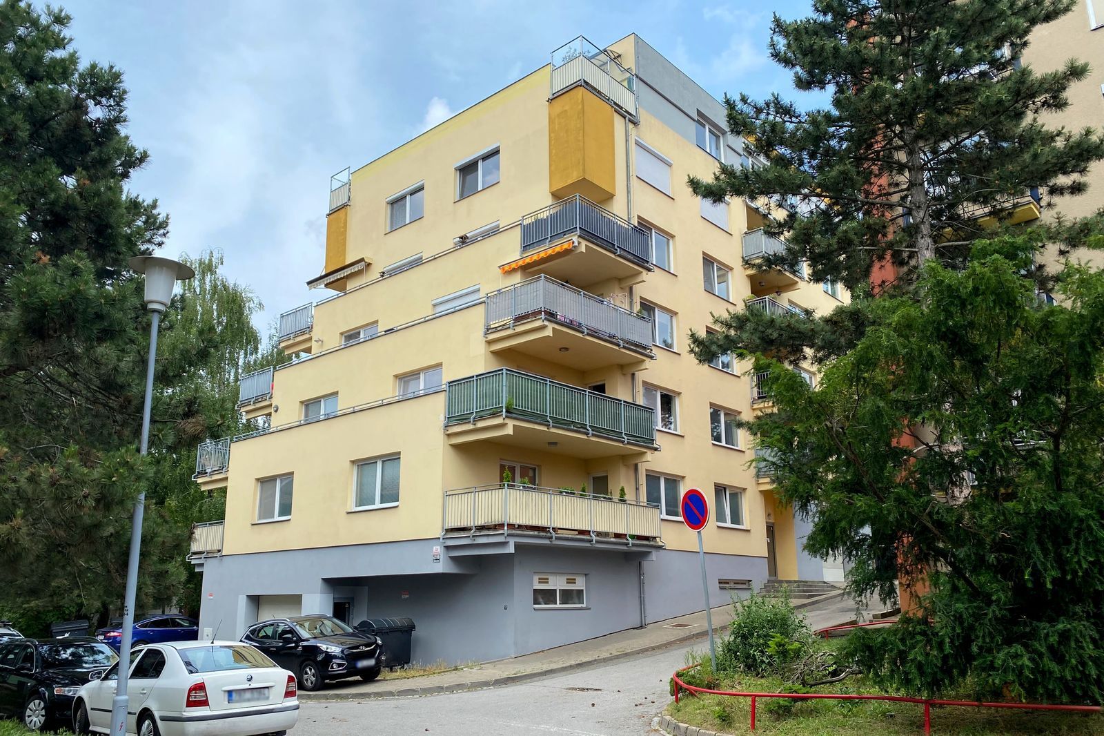 Garážové stání v bytovém domě